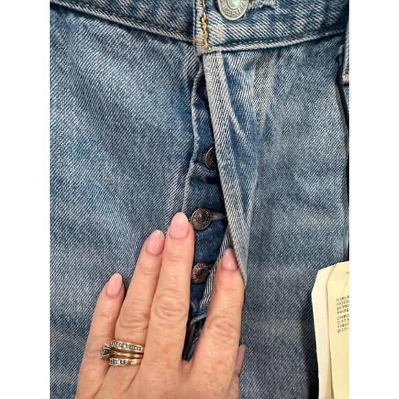 NWT Levi’s 501 Mid Rise Denim Shorts Size 32 - Picture 4 of 6